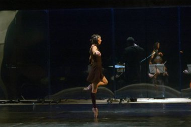 DNEPROPETROVSK, UKRAINE - 9 Mart: Dnepropetrovsk Devlet Opera ve Bale Tiyatrosu üyeleri 9 Mart 2014 'te Dnepropetrovsk, Ukrayna' da ZAKULISIE 'i sahneledi..