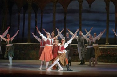 DNEPROPETROVSK, UKRAINE NOVEMBER 9: Dnepropetrovsk Devlet Opera ve Bale Tiyatrosu üyeleri 9 Kasım 2013 'te Ukrayna' nın Dnepropetrovsk kentinde Romeo ve Juliet gösterisi yaptılar.