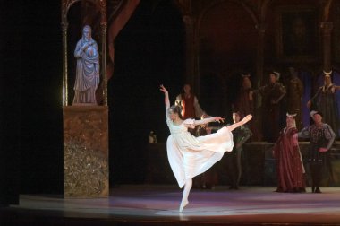 DNEPROPETROVSK, UKRAINE NOVEMBER 9: Dnepropetrovsk Devlet Opera ve Bale Tiyatrosu üyeleri 9 Kasım 2013 'te Ukrayna' nın Dnepropetrovsk kentinde Romeo ve Juliet gösterisi yaptılar.