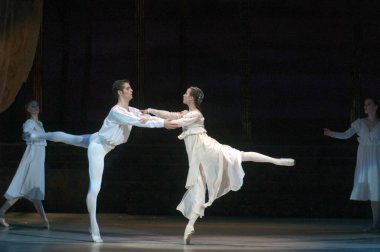 DNEPROPETROVSK, UKRAINE NOVEMBER 9: Dnepropetrovsk Devlet Opera ve Bale Tiyatrosu üyeleri 9 Kasım 2013 'te Ukrayna' nın Dnepropetrovsk kentinde Romeo ve Juliet gösterisi yaptılar.