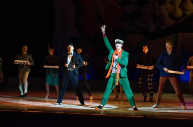 DNIPROPETROVSK, UKRAINE - 9 Ekim: Dnepropetrovsk Devlet Opera ve Bale Tiyatrosu Üyeleri 9 Ekim 2014 'te Dnepropetrovsk, Ukrayna' da FOXTROT 12..