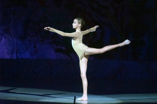Dnipropetrovsk Ukraine 1月12 ソフィア ガティロ 年齢13歳 1月12日にウクライナのドニプロペトロフスクで国立歌劇場とバレエ劇場でバレエ真珠を実行します 2014 — ストック写真