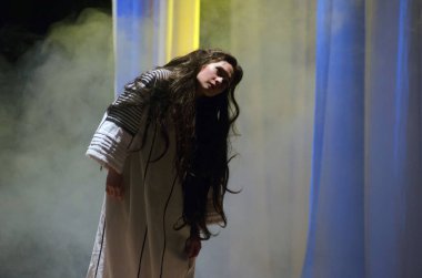 DNIPRO, UKRAINE - 10 Haziran 2016: Dnipropetrovsk Devlet Tiyatrosu üyeleri tarafından seslendirilen orman şarkısı. 