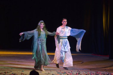 DNIPRO, UKRAINE - 10 Haziran 2016: Dnipropetrovsk Devlet Tiyatrosu üyeleri tarafından seslendirilen orman şarkısı. 