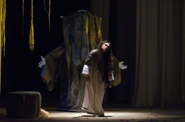 DNIPRO, UKRAINE - 10 Haziran 2016: Dnipropetrovsk Devlet Tiyatrosu üyeleri tarafından seslendirilen orman şarkısı. 