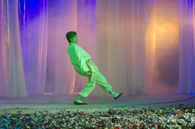 DNIPRO, UKRAINE - 10 Haziran 2016: Dnipropetrovsk Devlet Tiyatrosu üyeleri tarafından seslendirilen orman şarkısı. 