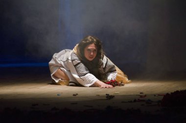 DNIPRO, UKRAINE - 10 Haziran 2016: Dnipropetrovsk Devlet Tiyatrosu üyeleri tarafından seslendirilen orman şarkısı. 