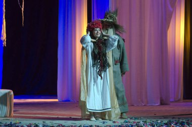 DNIPRO, UKRAINE - 10 Haziran 2016: Dnipropetrovsk Devlet Tiyatrosu üyeleri tarafından seslendirilen orman şarkısı. 