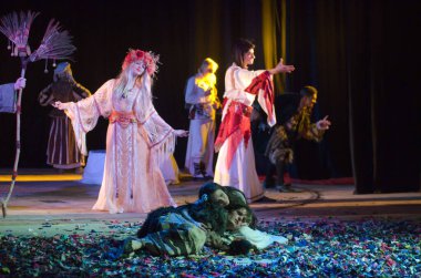 DNIPRO, UKRAINE - 10 Haziran 2016: Dnipropetrovsk Devlet Tiyatrosu üyeleri tarafından seslendirilen orman şarkısı. 