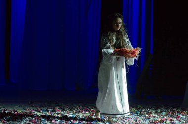 DNIPRO, UKRAINE - 10 Haziran 2016: Dnipropetrovsk Devlet Tiyatrosu üyeleri tarafından seslendirilen orman şarkısı. 