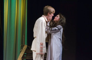 DNIPRO, UKRAINE - 10 Haziran 2016: Dnipropetrovsk Devlet Tiyatrosu üyeleri tarafından seslendirilen orman şarkısı. 