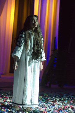 DNIPRO, UKRAINE - 10 Haziran 2016: Dnipropetrovsk Devlet Tiyatrosu üyeleri tarafından seslendirilen orman şarkısı. 