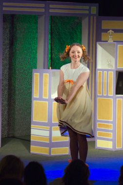 DNIPROPETROVSK, UKRAINE - 29 Nisan 2016: Dnipropetrovsk Gençlik Tiyatrosu Küçük Sahnesi üyeleri tarafından sahnelenen Oscar.