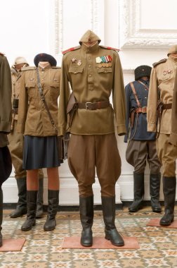 DNIPROPETROVSK, UKRAINE 9 Kasım 2012 tarihinde Ukrayna 'nın Dnipropetrovsk kentindeki Ulusal Tarih Müzesi' nde Sovyet tankçı örneği 1943 üniformaları. 