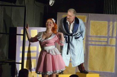 DNIPROPETROVSK, UKRAINE - 29 Nisan 2016: Dnipropetrovsk Gençlik Tiyatrosu Küçük Sahnesi üyeleri tarafından sahnelenen Oscar.