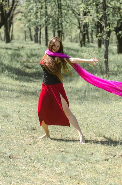 Красивая Девушка Длинными Волосами Красном Платье Танцует Лесу — стоковое фото