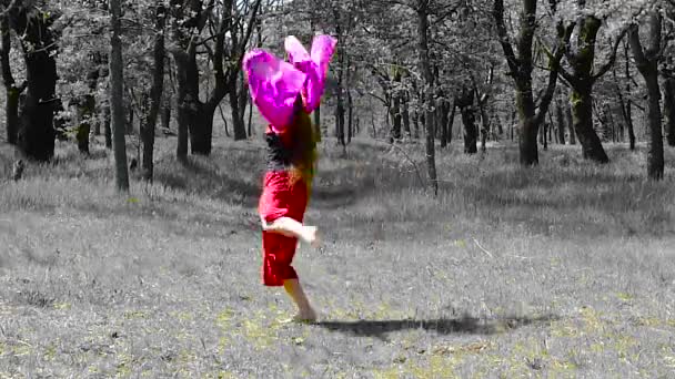 Hermosa Joven Con Pelo Largo Vestido Rojo Está Bailando Bosque — Vídeos de Stock