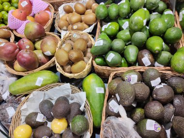 Avokadolar, hindistan cevizleri, limonlar, kivi ve mangolar, meyve ahşap tabaklarda güzeldir.