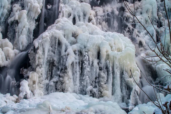 Cascade Avec Glace Dans Forêt — Photo