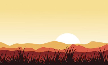Çimenlerin üzerinde dağ arka planlar silüeti