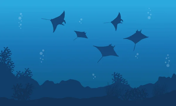 Silhouet van stingray op blauwe zee landschap — Stockvector