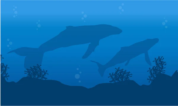 Silueta de ballena en paisaje submarino — Vector de stock