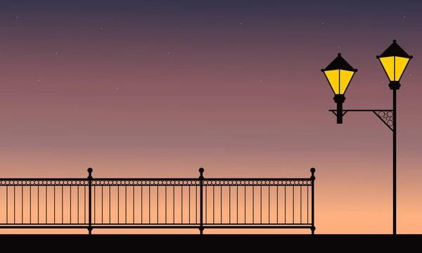 Silhouette des Zauns mit Straßenlaterne in der Nacht — Stockvektor