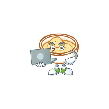 Dizüstü bilgisayarlı, maskotlu patates püresi karakteri.