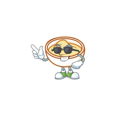 Beyaz arka planda süper havalı karakterli patates püresi.