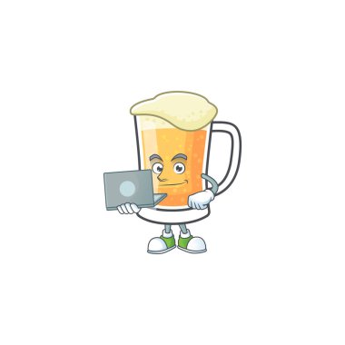 Yanında dizüstü bilgisayar maskotu olan sevimli bir kupa bira..