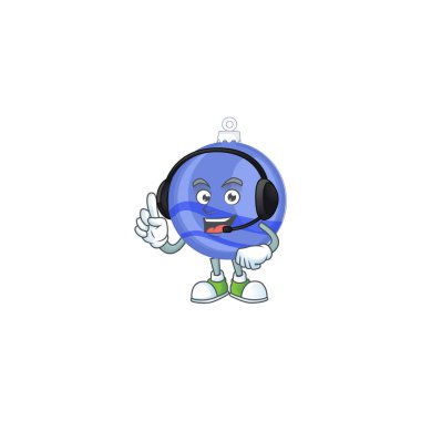 Mavi Noel balosunda kulaklıklı bir maskot.