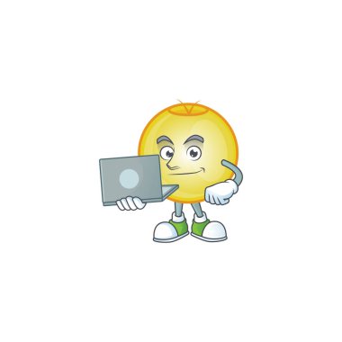 Dizüstü bilgisayarla izole edilmiş altın noel topu