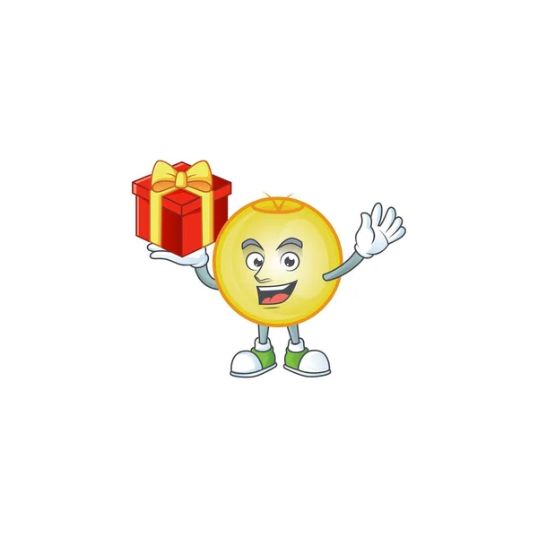 Dibujos animados bola de Navidad de oro con carácter traer regalo — Vector de stock