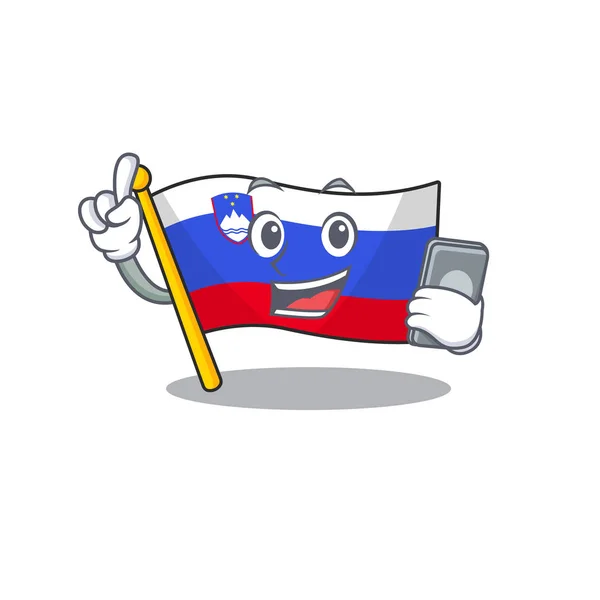 Com segurando telefone banda desenhada bandeira slovenia em com mascote —  Vetores de Stock