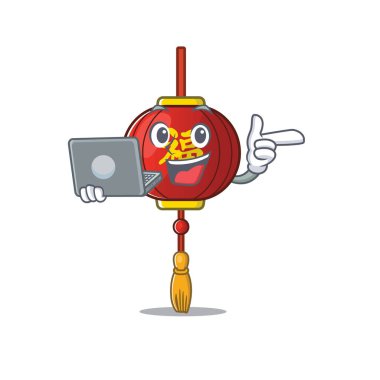 Mutlu gülümseyen Asyalı fener çizgi film karakteri dizüstü bilgisayarla çalışıyor