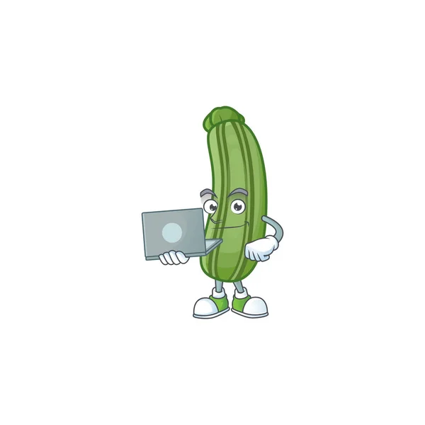 Karakter kartun zucchini cerdas yang bekerja dengan laptop - Stok Vektor