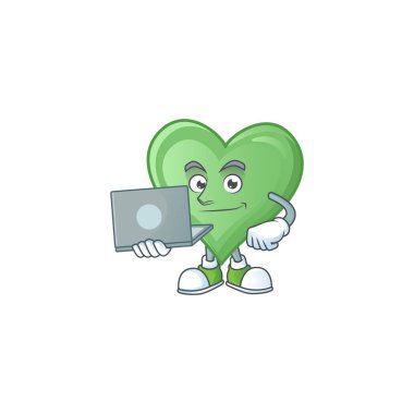 Akıllı yeşil aşk maskotu karakter dizüstü bilgisayarla çalışıyor.