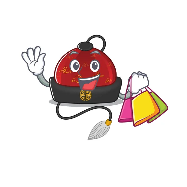 Alegre tradicional chino sombrero personaje de dibujos animados ondeando y sosteniendo bolsa de compras — Vector de stock