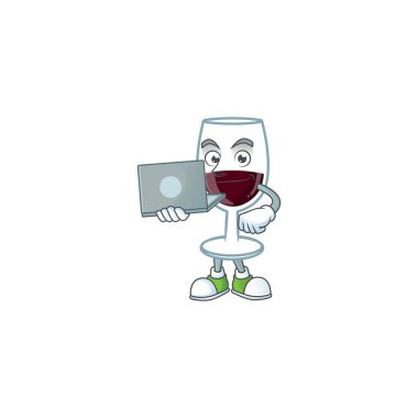 Dizüstü bilgisayarla çalışan kırmızı şarap maskotu karakteri.