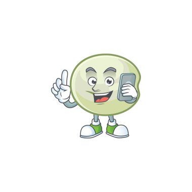 Yeşil hoppang 'ın şirin tasarımı telefonda konuşuyor.