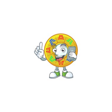 Çin dairesinin şirin dizaynı Feng Shui telefonda konuşuyor.