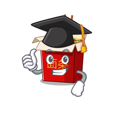 Siyah mezuniyet şapkası takan mutlu ve gururlu bir Çin lokantası eriştesi