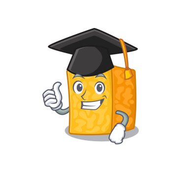 Siyah mezuniyet şapkası takan mutlu ve gururlu Colby Jack peyniri.