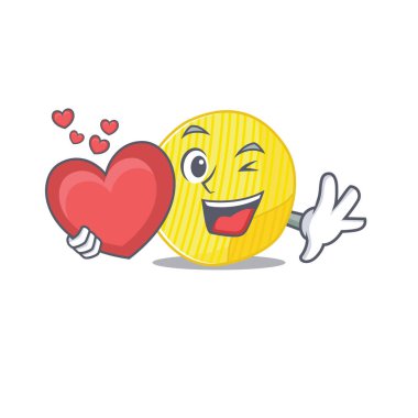 Komik yüzlü patates cipsi çizgi film karakteri kalp tutuyor.