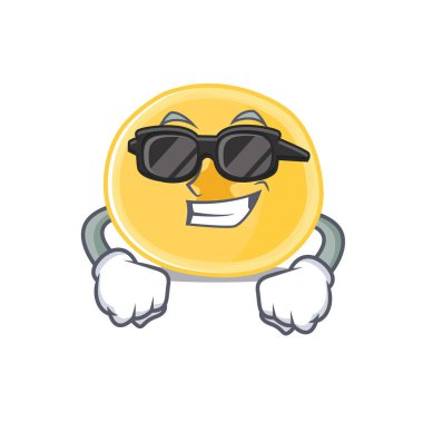 Süper havalı muz cipsi karakteri siyah gözlük takıyor.