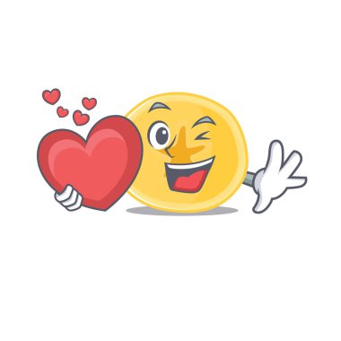 Komik yüzlü muz cipsi çizgi film karakteri elinde kalp tutuyor.