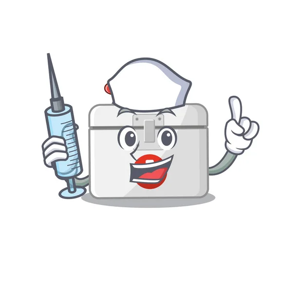 Smiley Enfermera botiquín de primeros auxilios personaje de dibujos animados con una jeringa — Vector de stock
