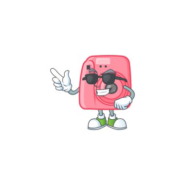 Süper havalı kamera maskot karakter siyah gözlük takıyor.