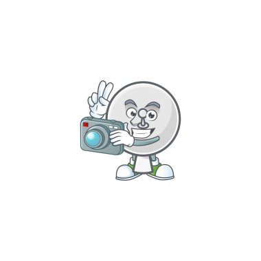 Uydu antenli, fotoğraf makinesi olan bir karikatür karakteri.