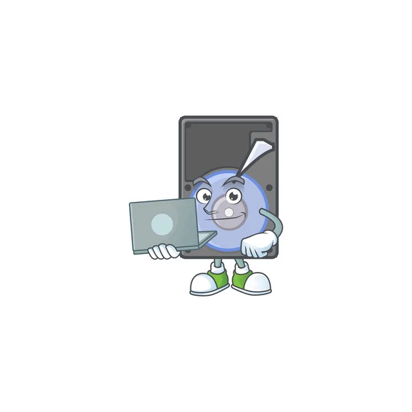 Un icono inteligente mascota del disco duro que trabaja con el ordenador portátil — Vector de stock
